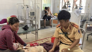 CSGT dùng xe tuần tra, chở cháu bé bị co giật đến viện cấp cứu