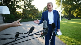 Tổng thống Trump nổi giận vì Israel tiếp tục "thả bom chưa từng thấy" vào Iran