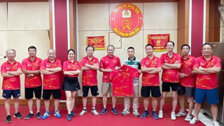 Kamito tặng CLB bóng bàn Báo CAND áo thi đấu đội tuyển Việt Nam