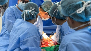 Lá gan của bệnh nhân chết não cứu sống một quân nhân và em bé suy gan nặng