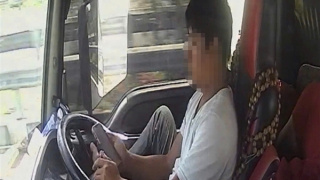 Tài xế container "dán mắt" vào điện thoại lướt Tiktok khi đang chạy trên cao tốc