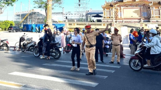 Công an đảm bảo trật tự, giúp đỡ phụ huynh, thí sinh tại các điểm thi