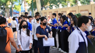 10 thí sinh bị đình chỉ trong buổi thi đầu tiên