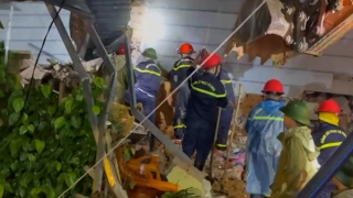 Mưa lớn gây sập nhà dân, Cảnh sát điều xe chuyên dụng cứu nạn trong đêm