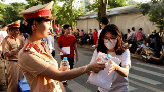 CSGT Hà Nội tiếp sức sĩ tử vượt vũ môn