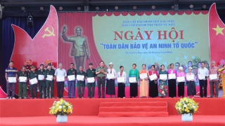 Deputy Minister Le Van Tuyen attends “All People Protecting National Security” Festival in Hoa Binh province
