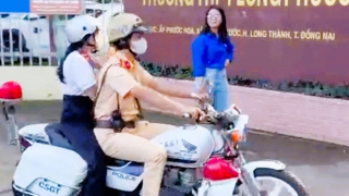 CSGT hỗ trợ thí sinh đổi thẻ do cầm nhầm, đưa thí sinh ngủ quên đến điểm thi