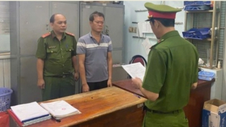 Bắt khẩn cấp đối tượng giật sập cổng nhà hàng xóm vì bị nhắc nhở hát karaoke gây ồn