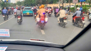 CSGT mở đường đưa bé 2 tháng tuổi sốt cao, nghi nhiễm khuẩn đến bệnh viện