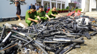 Công an Long An dùng xe lu tiêu hủy hàng ngàn vũ khí, công cụ hỗ trợ