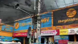 Lửa thiêu rụi cửa hàng Điện Máy Xanh ở Đồng Nai