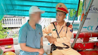 CSGT kịp thời ngăn nam thanh niên định nhảy cầu Chương Dương tự tử