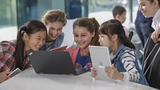 Một thế hệ chết chìm giữa biển thông tin