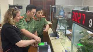Cao điểm 50 ngày đêm cấp định danh điện tử cho người nước ngoài