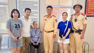 Cháu trai tìm được bà gần 90 tuổi đi lạc nhờ sự giúp đỡ của CSGT