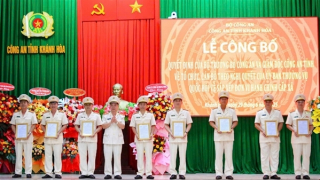 Công bố các quyết định về tổ chức bộ máy và cán bộ Công an tỉnh Khánh Hòa mới