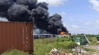 Cháy đổ sập 2.000m2 nhà kho chứa phế liệu trong khu công nghiệp