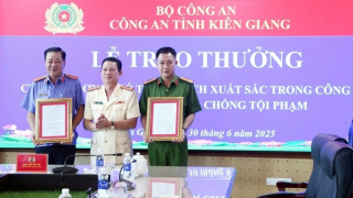 Trao thưởng 2 đơn vị bắt nhóm đối tượng lừa bán đất Sân bay Quốc tế Phú Quốc