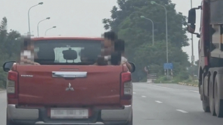 Lập biên bản xử phạt tài xế chở nhiều trẻ nhỏ trên thùng xe bán tải