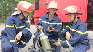 Chiến sĩ nghĩa vụ Hứa Văn Trường chiến đấu với giặc lửa cứu giúp người gặp nạn