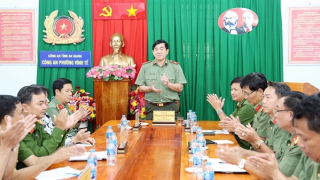 Giám đốc Công an tỉnh An Giang kiểm tra cơ sở vật chất, động viên CBCS Công an cấp xã