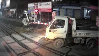 Không chấp hành tín hiệu biển báo, tài xế xe tải "cố" vượt đâm hỏng gác chắn tàu