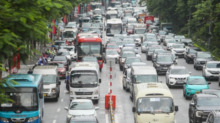 Ùn tắc tuyến đường dựng rào phân làn, ô tô "chiếm chọn lối đi" của xe máy