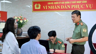 Ghi nhận ngày đầu cấp định danh điện tử mức độ 2 cho người nước ngoài cư trú tại Việt Nam