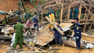 Sơn La: Mưa lớn kéo dài, Công an xã hỗ trợ người dân di chuyển khỏi vùng nguy hiểm