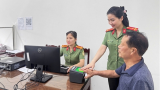 Công an tỉnh Phú Thọ cấp định danh điện tử mức độ 2 cho người nước ngoài