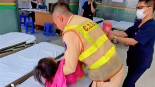 Bé gái gặp tai nạn trong mưa được CSGT đưa đi cấp cứu