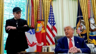 Tổng thống Mỹ dọa trục xuất tỷ phú Elon Musk, hãng xe điện Tesla lao đao