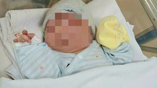 Bé gái sơ sinh còn nguyên dây rốn bị bỏ trên bờ kênh ở xã Bà Điểm