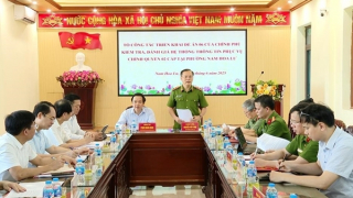 Deputy Minister Nguyen Van Long inspects administrative procedure processing system in Ninh Binh