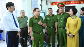 Deputy Minister Nguyen Van Long inspects public service delivery in Hanoi and Phu Tho
