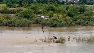 Người nông dân dùng máy bay không người lái cứu 2 em nhỏ mắc kẹt giữa sông