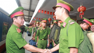 Hân hoan đón đoàn CBCS miền Nam ra huấn luyện diễu binh