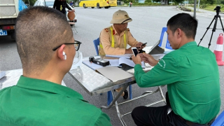 Tài xế xe khách lấn làn trên cao tốc bị phạt 5 triệu đồng