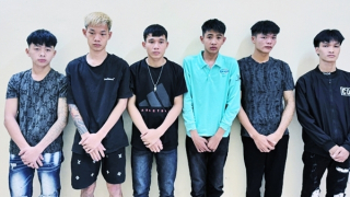 Tìm đối thủ không gặp, nhóm thanh niên lạng lách đánh võng chém gà thị uy