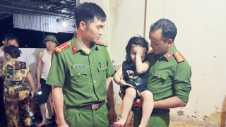 Bé gái 4 tuổi đi lạc trên cánh đồng giữa đêm khuya