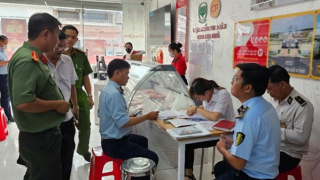 Kiểm điểm, chuyển công tác cán bộ thú y đóng dấu lên lợn bệnh