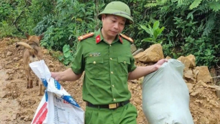 Phú Thọ: Công an xã giúp dân di dời tài sản ra khỏi khu vực sạt lở