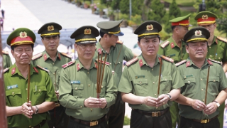 Công an Quảng Trị dâng hoa, dâng hương tưởng niệm các anh hùng liệt sĩ