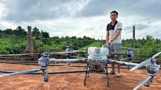 Khen thưởng người đàn ông dùng máy bay điều khiển giải cứu 2 em nhỏ