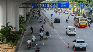 Phân làn đường Phạm Văn Đồng ngày đầu, xe máy tràn vào làn ô tô