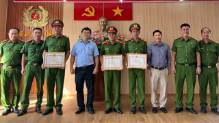 Khen thưởng Công an xã nhanh chóng làm rõ vụ cố ý gây thương tích