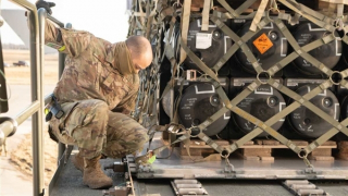 Vì sao Mỹ dừng viện trợ quân sự cho Ukraine?