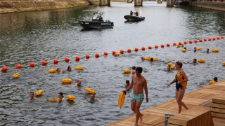 Người dân Paris giải nhiệt trong làn nước mát sông Seine sau hơn một thế kỷ