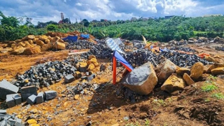 Điểm khai thác đá chẻ trái phép “núp” trong rẫy cà phê