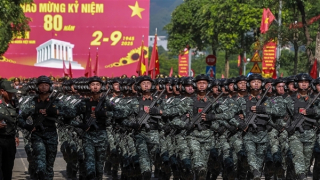 Cận cảnh thao trường hợp luyện diễu binh đi đều, đi nghiêm ở Hoà Lạc